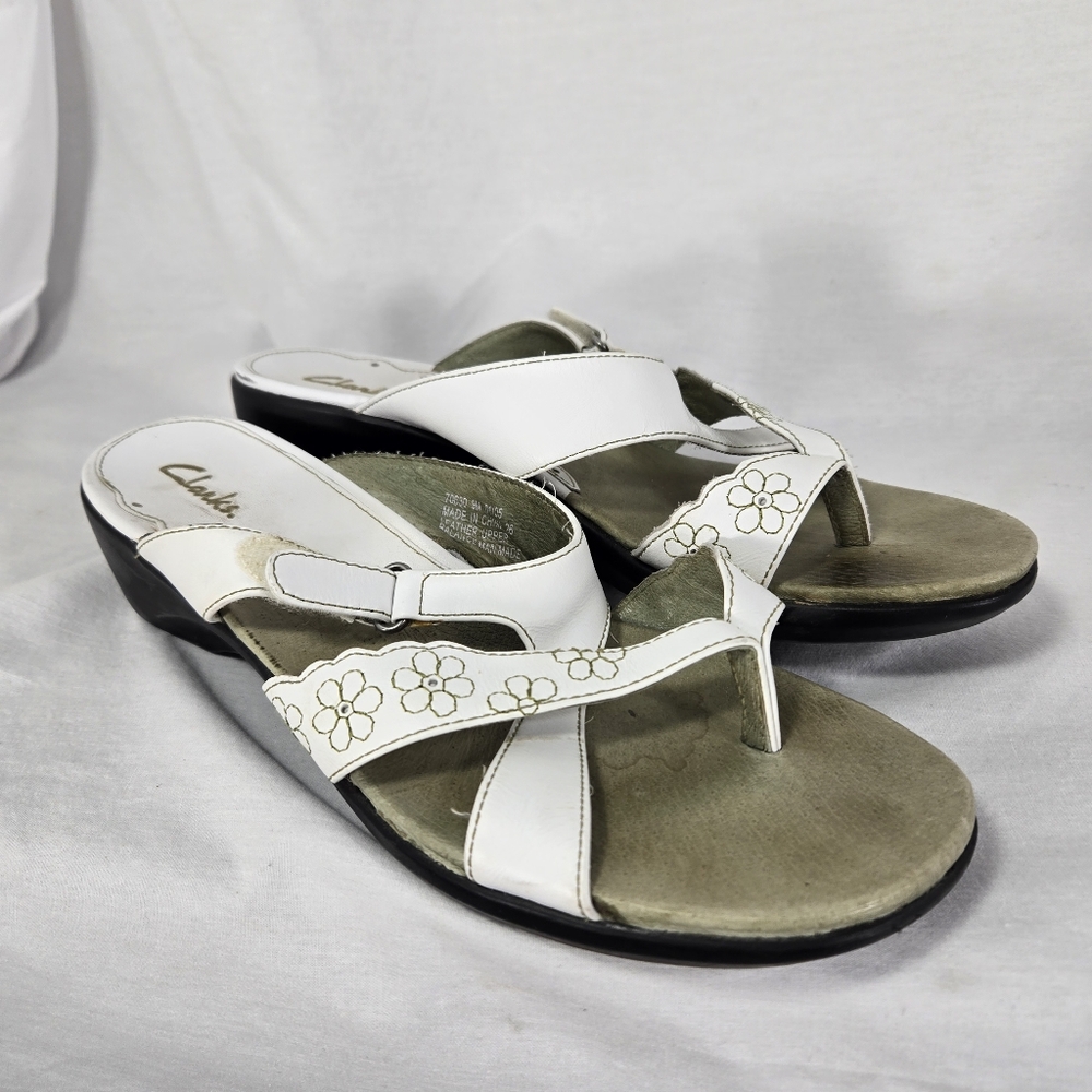 Clarks Sandal Leather White Wedge Heel Floral Design on 2 Straps Womens 9 M